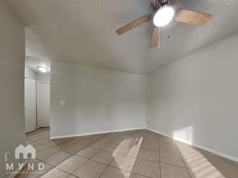 Building Photo - 18163 Holly Green Dr