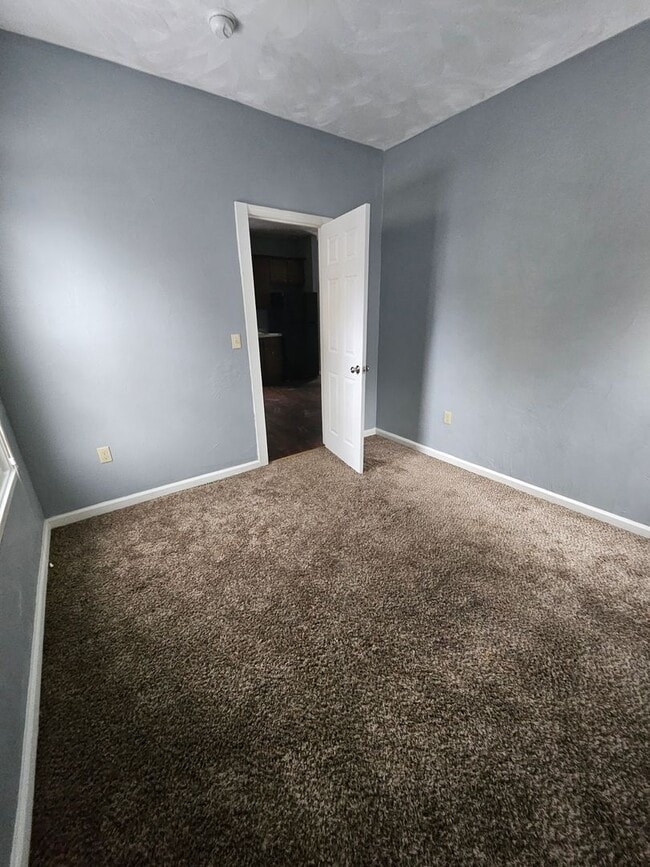 Building Photo - Lower 3 bedroom unit East Side