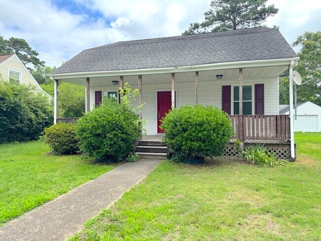 Building Photo - CHARMING 4-BEDROOM, 2-BATH COTTAGE-STYLE HOME IN HAMPTON, VA!