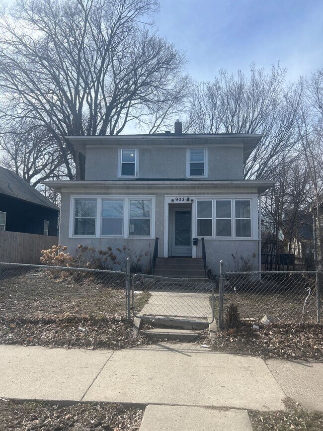Building Photo - Gorgeous single family home! 4 Bed 2 Bath House Available 10/01/24