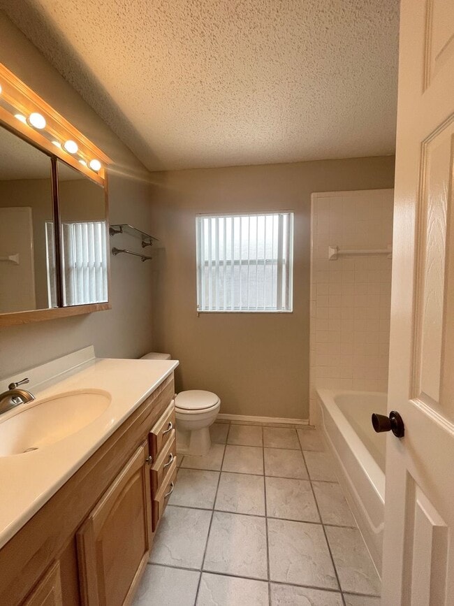 Building Photo - 3/2 ALAFAYA WOODS ADORABLE HOME in OVIEDO!