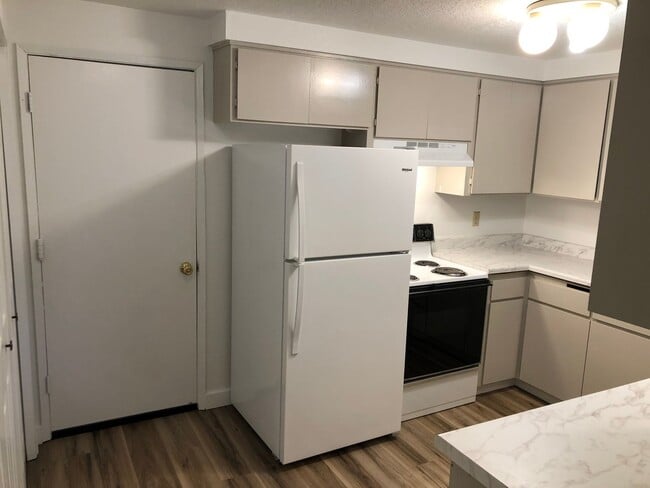 Building Photo - Updated single level 2 bedroom 1 bath duplex in Springfield!