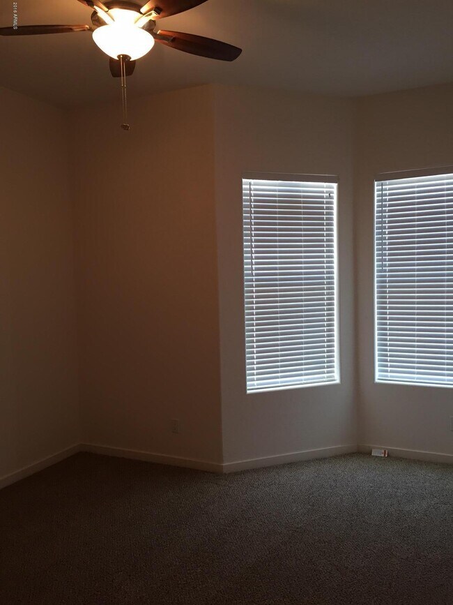 Building Photo - 1502 E Dunlap Ave