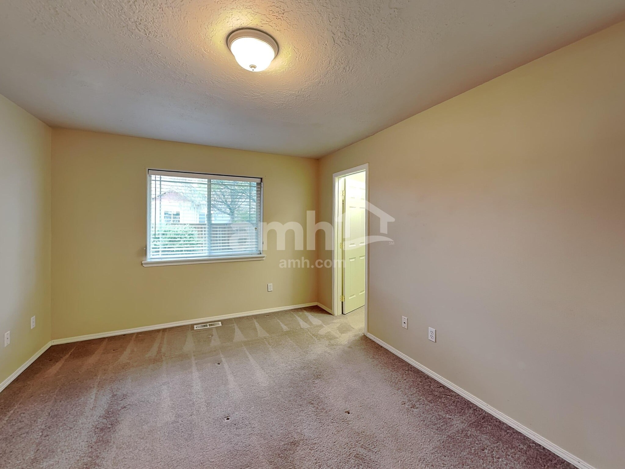 Building Photo - 2285 NW McGarey Dr