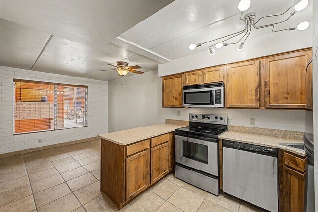 Building Photo - University/ Downtown- 1 bedroom first floor condo