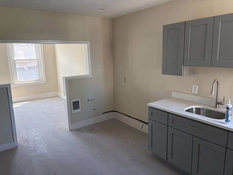 Building Photo - 2742 Kensington Ave