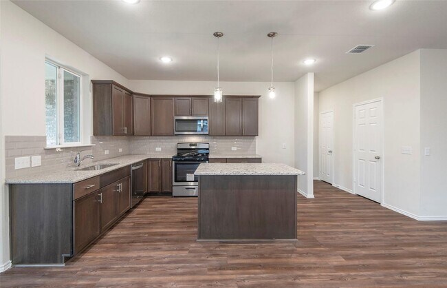 Building Photo - Move-In Ready 4-Bedroom Home with Ideal Lo...