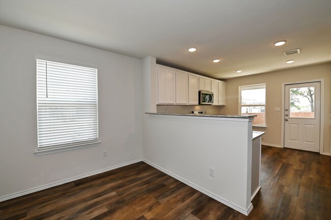 Building Photo - 4 BEDROOM  |  LOFT  |  3 BATH  |  4th BEDR...