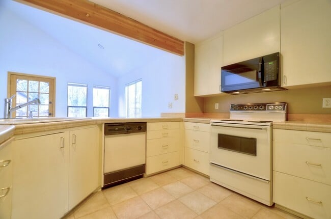 Building Photo - Live Comfortably in this conveniently located 3-Bedroom Home!