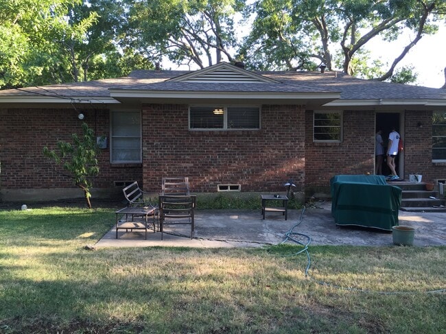 Building Photo - 704 Downing Dr