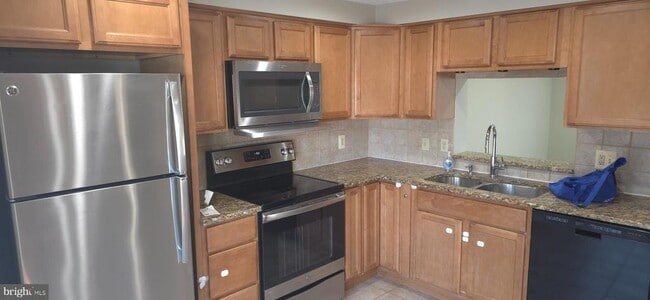 Building Photo - 7886 Marioak Dr