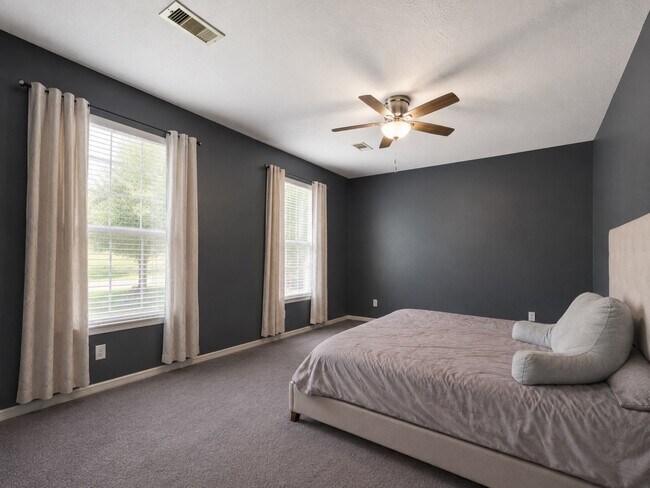 Building Photo - 2409 Deerwood Ct