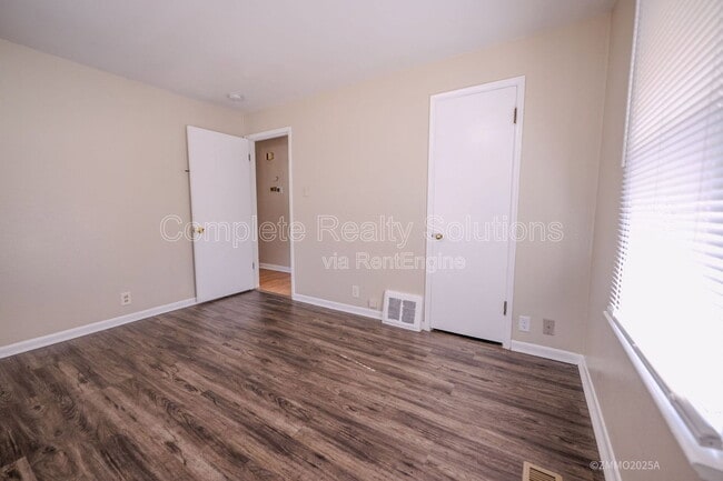 Building Photo - 10200 Tappan Dr