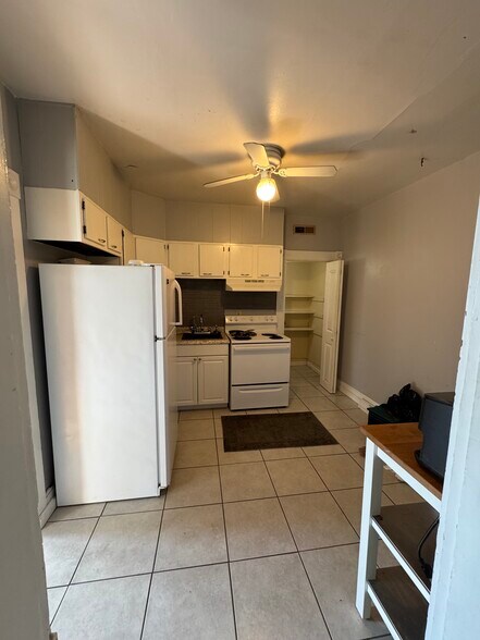 kitchen w closet pantry - 439 W Loveland Ave