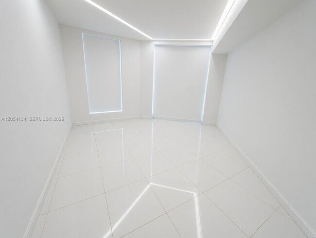 Building Photo - 1300 Brickell Bay Dr