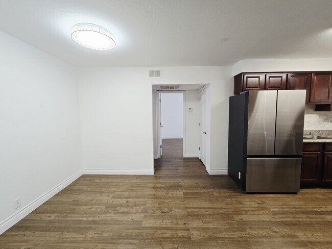 Building Photo - 5081 River Glen Dr