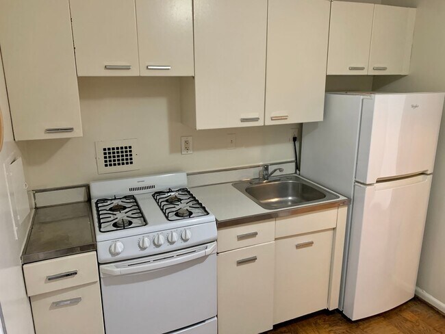 Building Photo - Spectacular Studio in Van Ness East with U...