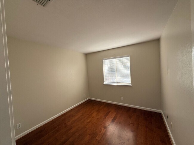 Building Photo - 5 bedrooms located in Redbridge Gated Community!