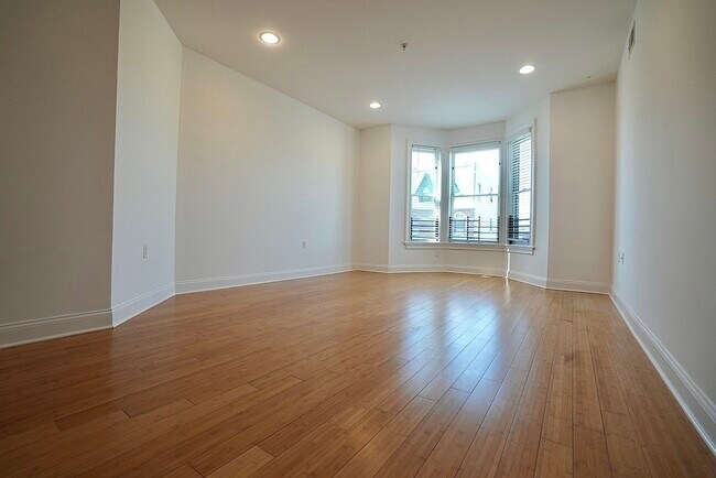 Building Photo - 5 Monitor St