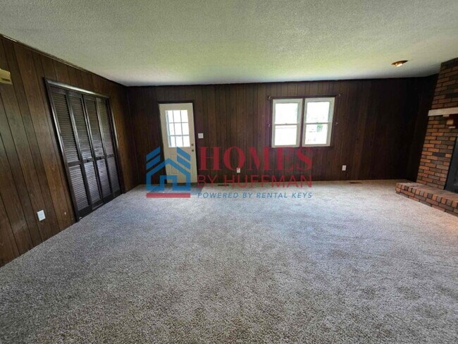 Building Photo - Two Bedroom House | Detached Garage