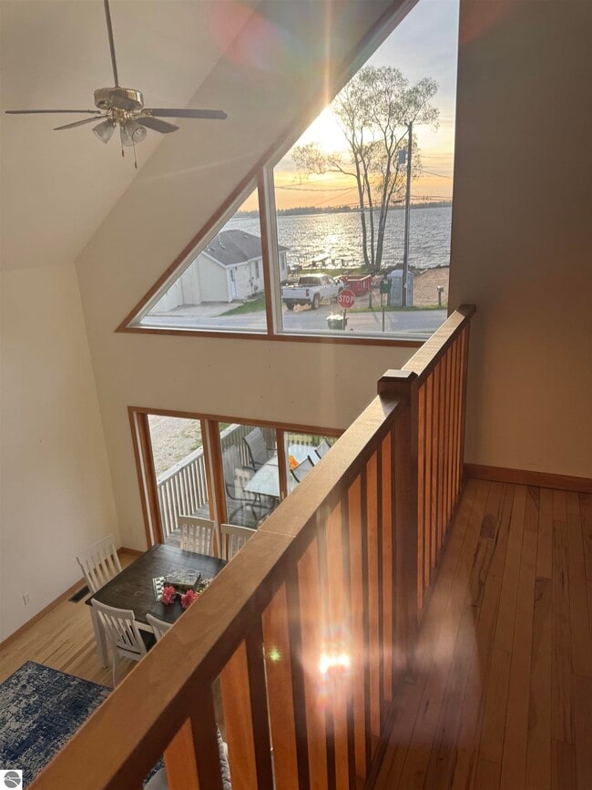 Building Photo - 302 S Lake Dr