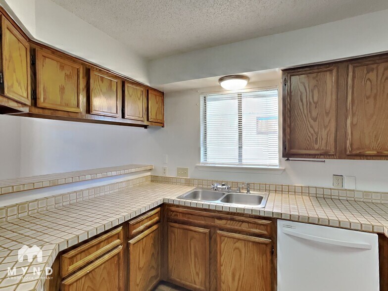 Building Photo - 1107 Peach Tree Cove