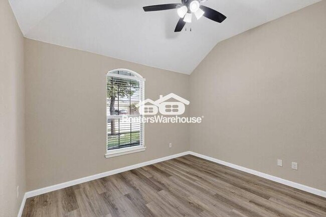 Building Photo - Great Location and Fully Refreshed Move In...