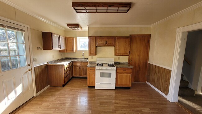 Building Photo - 351 Short St