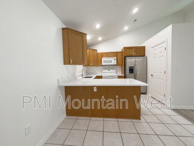 Building Photo - 320 N 500 W