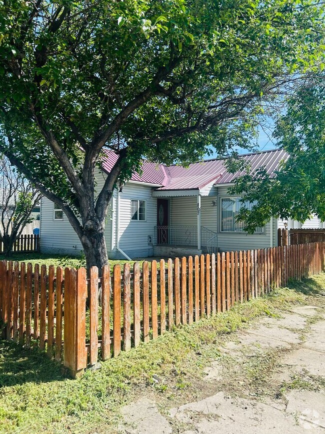 Building Photo - Cute Two Bedroom One Bathroom Single Famil...