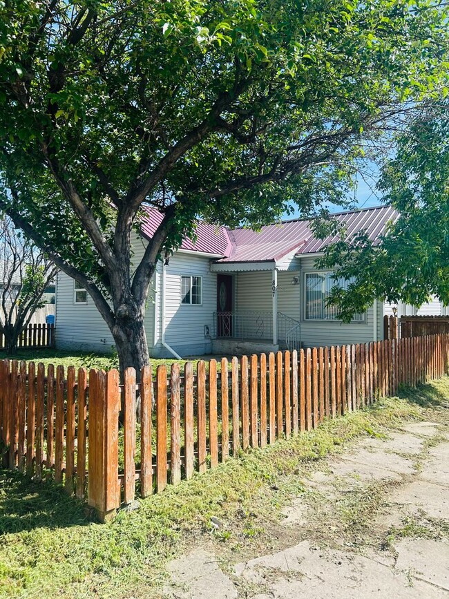 Primary Photo - Cute Two Bedroom One Bathroom Single Famil...