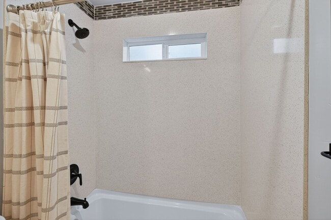 Building Photo - Bright & Spacious 3 Bed, 2 Bath Home – Must See!