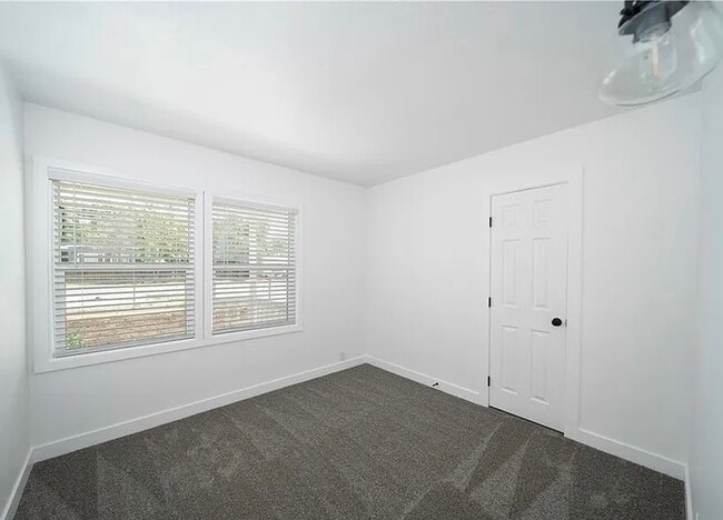 Building Photo - 25885 Creag Ave