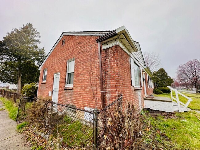 Building Photo - 3 Bedroom 1 Bath For Lease Section 8 Ready