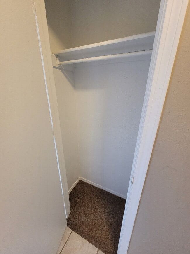 Building Photo - 2 bed 2 bath duplex unit