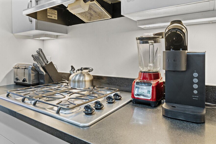 Building Photo - 601 Albany St