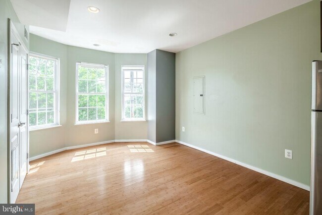 Building Photo - 5035 Walton Ave