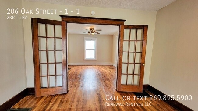 Building Photo - 206 Oak St