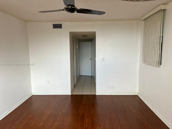 Building Photo - 1800 N Lauderdale Ave