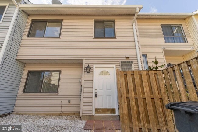 Building Photo - 8708 Village Square Dr