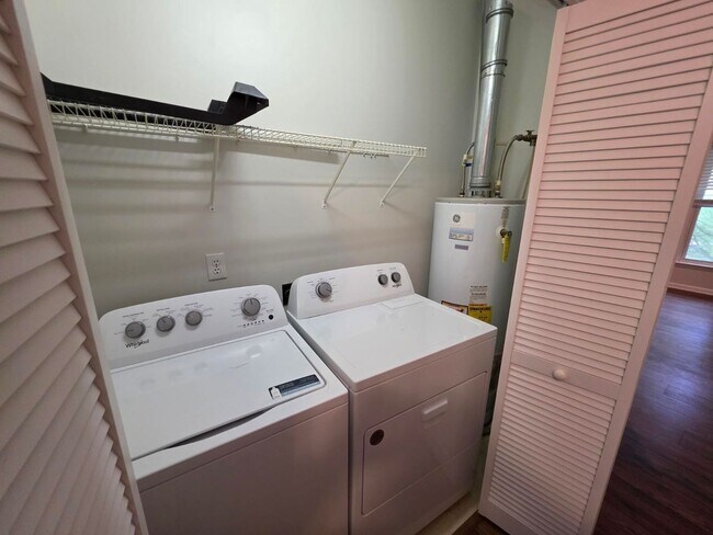 Building Photo - 2 Bedroom/2.5 Bathroom Townhome in First W...