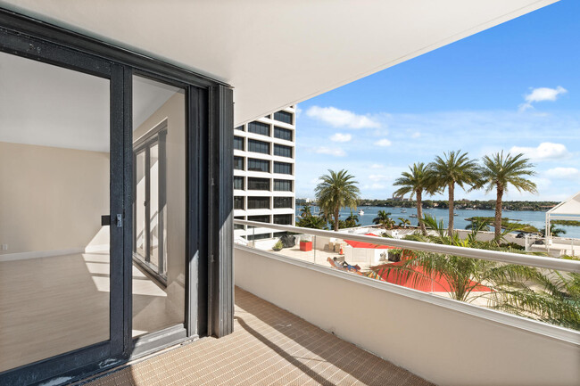 Building Photo - 525 S Flagler Dr
