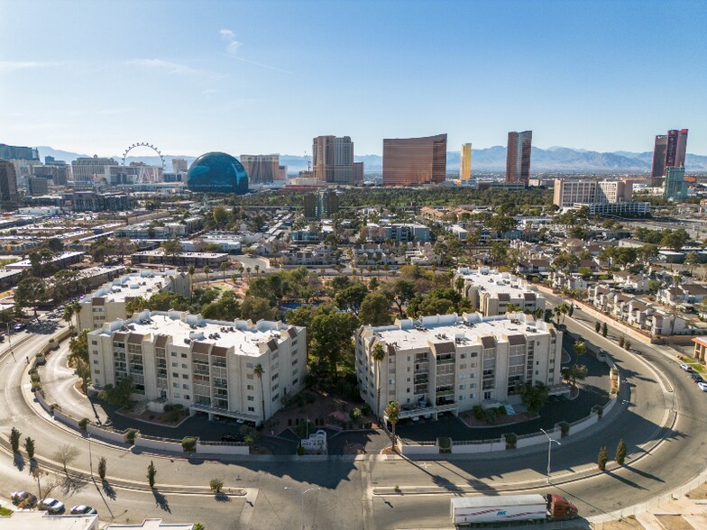 Building Photo - 725 N Royal Crest Cir