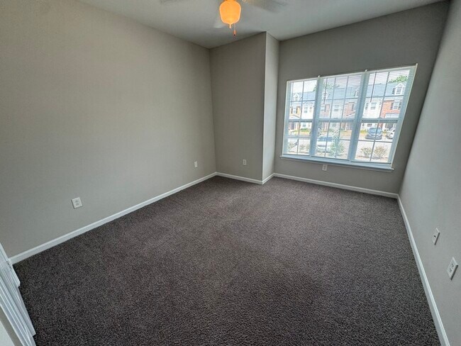 Building Photo - Amazing Deal! Great Location! 3 Bedroom 2.5 Bath Town Home! Playground in community!