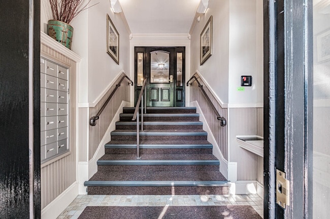 Building Photo - 197 Pine St