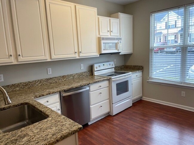Building Photo - Must See Townhouse! Tons of Living Space! ...