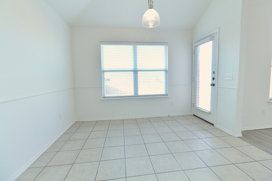 Building Photo - 2417 Arbor Dr