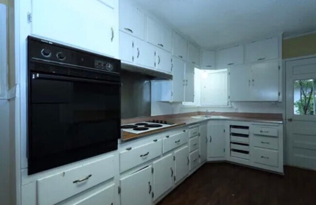 Building Photo - 4 bedrooms 2 Bath