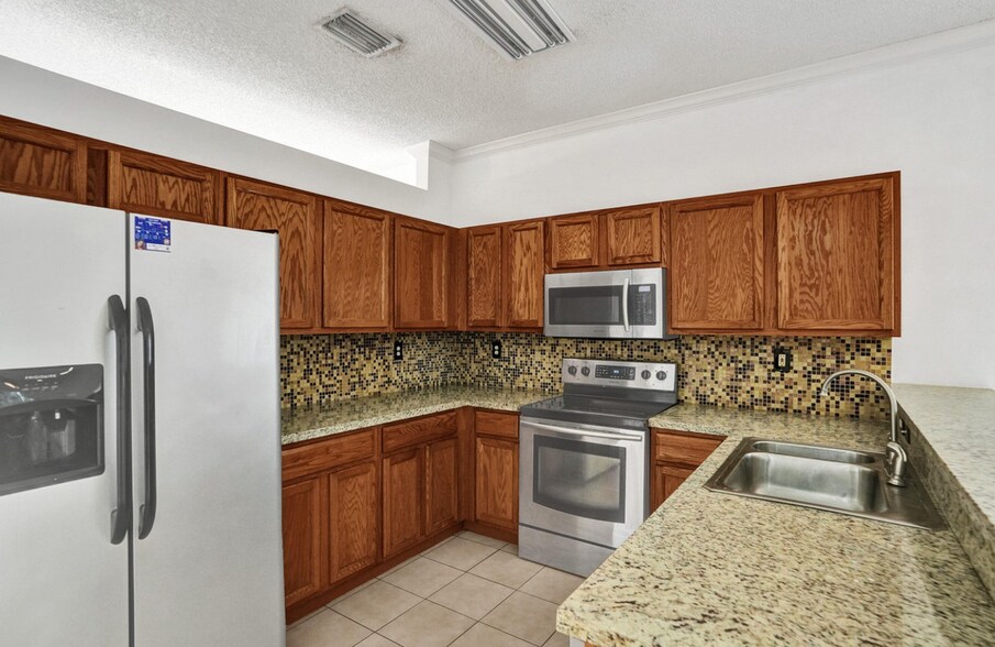 Building Photo - 3717 Pebblebrook Manor
