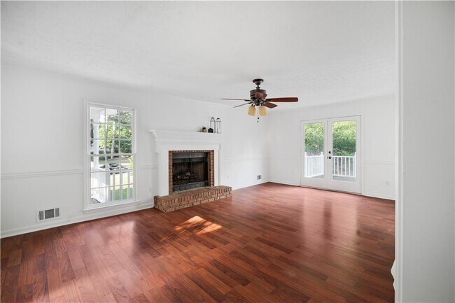 Building Photo - 328 Deerwood Dr
